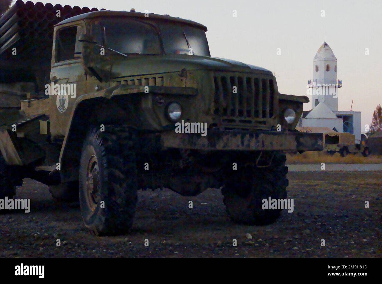 Vor der Moschee am internationalen Flughafen Khandahar, Khandahar, Afghanistan, befindet sich während DER OPERATION DAUERHAFTE FREIHEIT ein sowjetischer 9K51 BM-21 Grad (Hail) 122-mm-Multiple-Raketenwerfer. (Unterdurchschnittliches Bild). Betreff Operation/Serie: DAUERHAFTE FREIHEITSBASIS: Internationaler Flughafen Khandahar Land: Afghanistan (AFG) Stockfoto