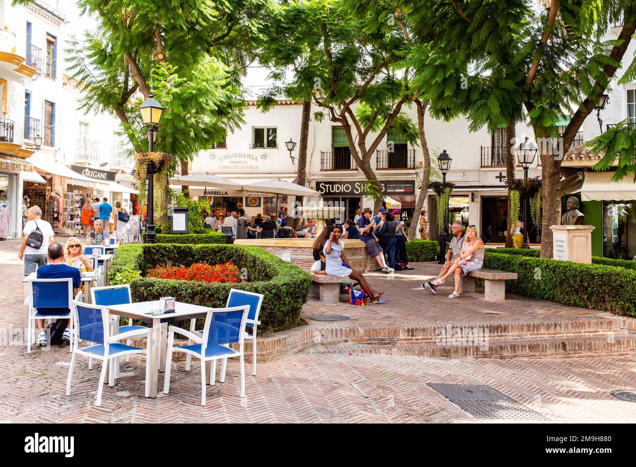 Café und Restaurant am Plaza de la Victoria in Marbella, Spanien Stockfoto