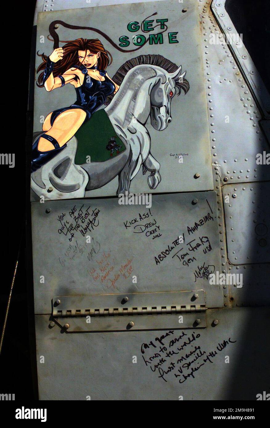 Nose Art gemalt von CAPT A. R. Fulford auf der Vorderseite eines Marine CH-46 Hubschraubers von HMM-365 (verstärkt). Beachten Sie die Kommentare von Drew Carey (Komiker), US Army General Tom Franks, Commander in CHIEF, Central Command und Wayne Newton (Enternainer). Die C-46 ist während DER OPERATION DAUERHAFTE FREIHEIT am internationalen Flughafen Khandahar, Khandahar, Afghanistan, im Dienst. Betreff Operation/Serie: DAUERHAFTE FREIHEITSBASIS: Internationaler Flughafen Kandahar Land: Szene in Afghanistan (AFG) Hauptkommando gezeigt: 26. MEU (SOC) Stockfoto