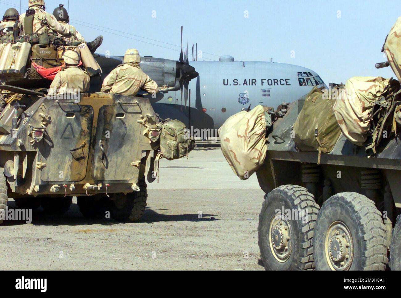 Marines von Alpha Company, 2D Light Pmored Vehicle Company, dem Bataillonsmandageteam 3/6, 26. Marine Expeditionary Unit (Special Operations Capable) angeschlossen, umfahren ein USAF C-130, 40. Airlift Squadron mit ihren leichten Panzerfahrzeugen (LAV-25), um während DES BETRIEBS DAUERHAFTE FREIHEIT um den internationalen Flughafen Khandahar zu patrouillieren. Betreff Operation/Serie: DAUERHAFTE FREIHEITSBASIS: Internationaler Flughafen Kandahar Land: Szene in Afghanistan (AFG) Hauptkommando gezeigt: 26. MEU (SOC) Stockfoto