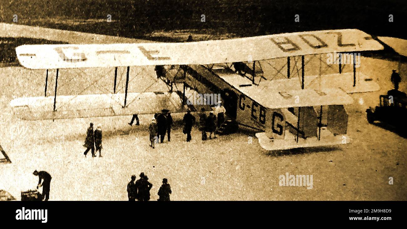 1930 Foto, das am Croydon Aerodrome (Flughafen) aufgenommen wurde und Passagieren zeigt, die in ein 3-motoriges Argosy-Flugzeug einsteigen. Stockfoto