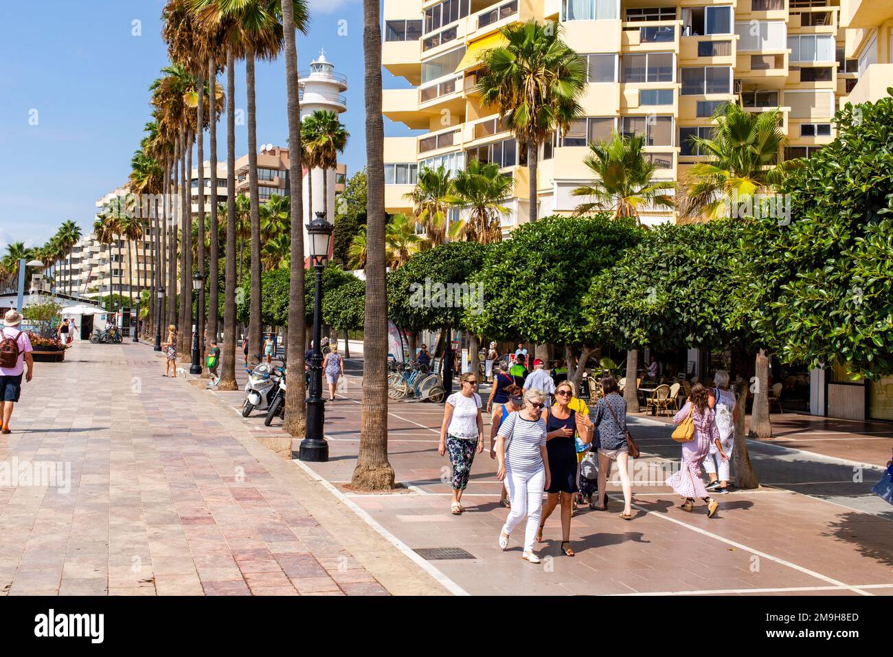 Promenade mit Blick auf La Fontanilla Beach, Av. Duque de Ahumada, Marbella, Spanien Stockfoto