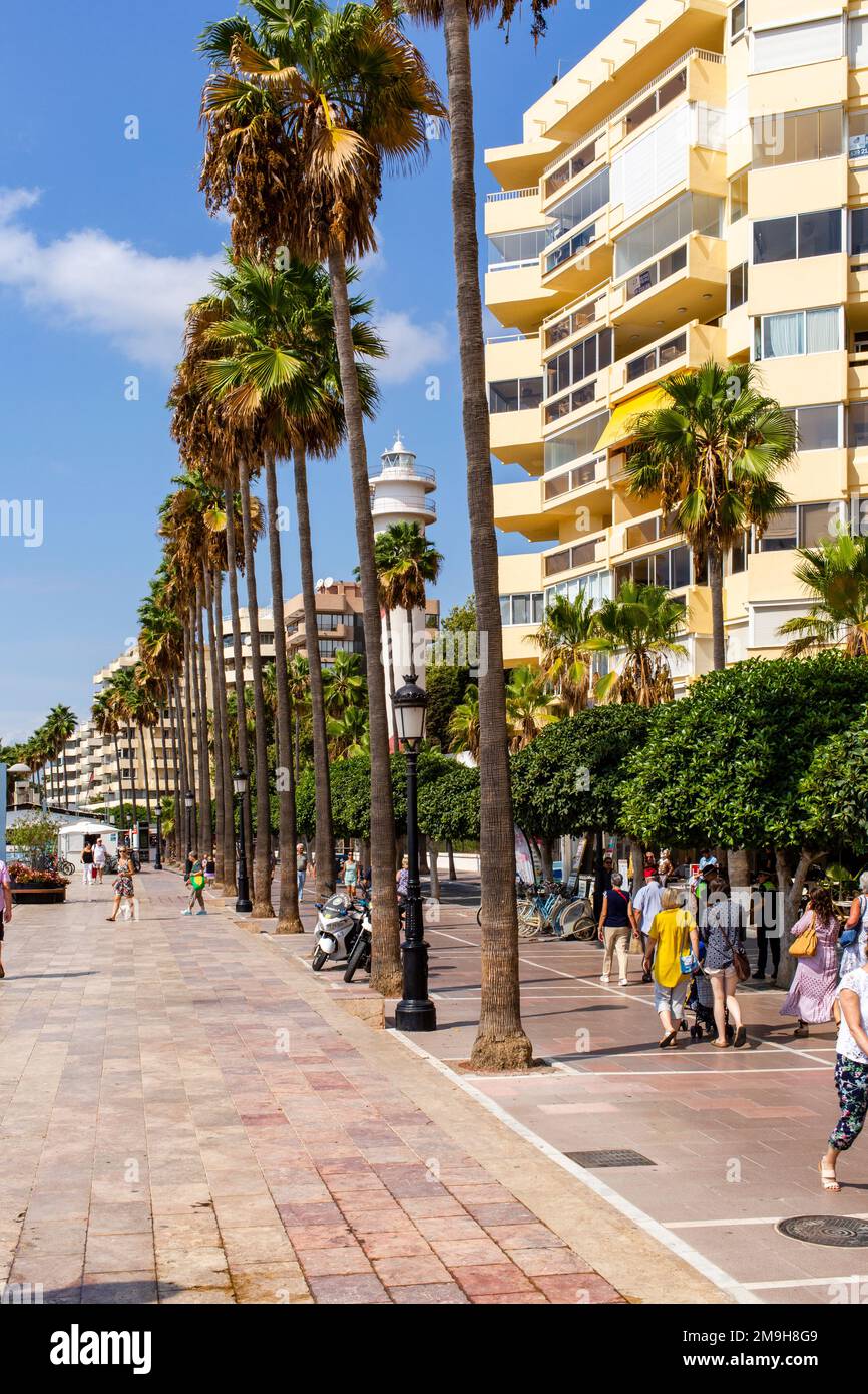 Promenade mit Blick auf La Fontanilla Beach, Av. Duque de Ahumada, Marbella, Spanien Stockfoto