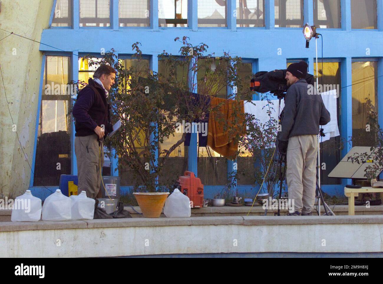 Mr. Bill Hemmer, Moderator für CNN News, nimmt während DER OPERATION DAUERHAFTE FREIHEIT als Mitglied der eingebetteten Medien am Kandahar International Airport, Kandahar, Afghanistan, auf. Mr. Bill Hemmer, Moderator für CNN News, nimmt während DER OPERATION DAUERHAFTE FREIHEIT als Mitglied der eingebetteten Medien am Kandahar International Airport, Kandahar, Afghanistan, auf. Stockfoto