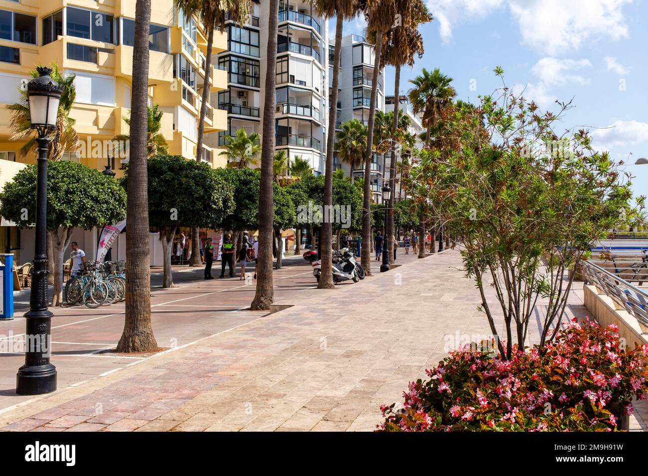 Promenade mit Blick auf La Fontanilla Beach, Av. Duque de Ahumada, Marbella, Spanien Stockfoto