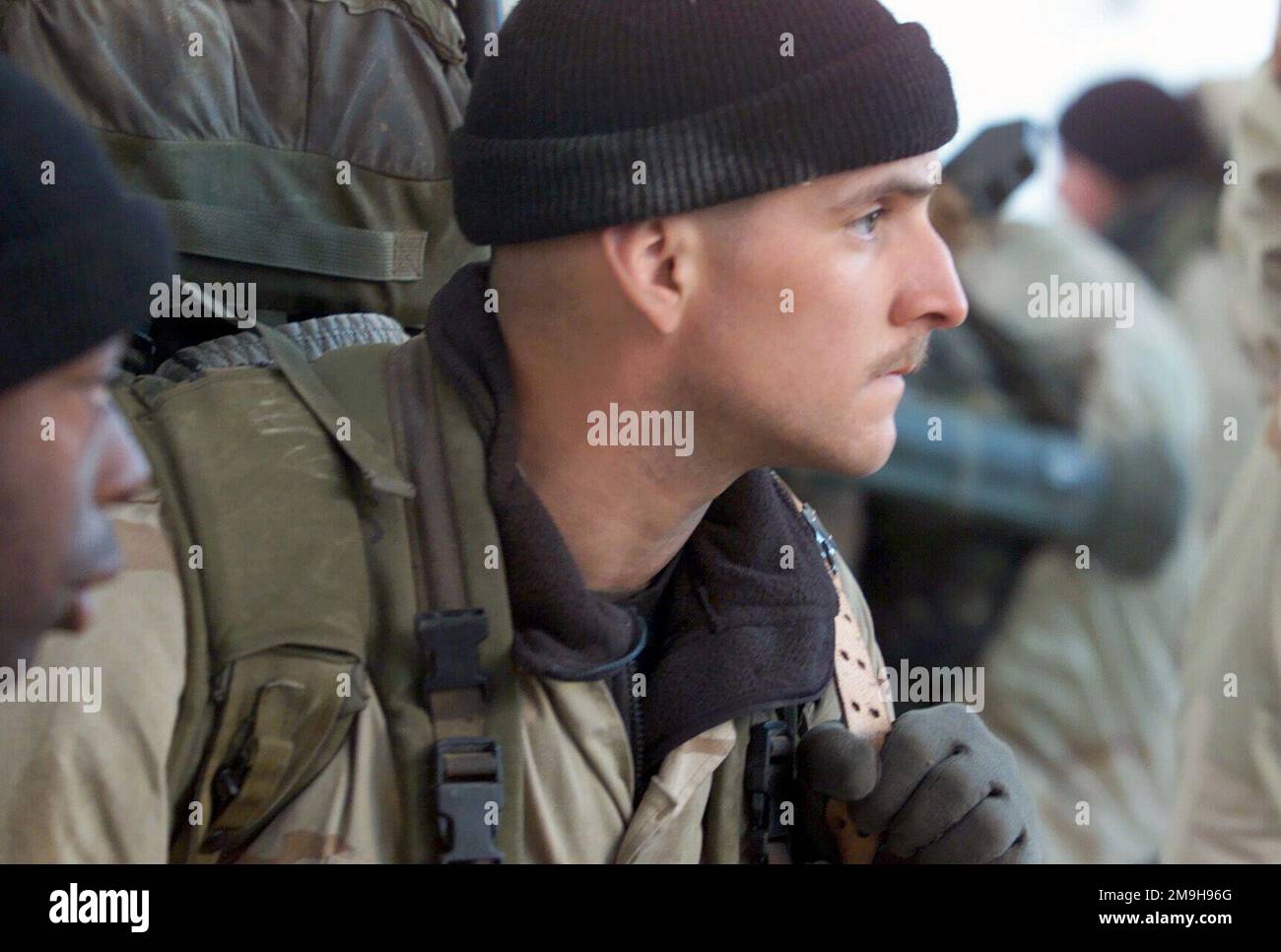 Marines mit Hauptquartier Company, Battalion Landing Team 3 130/6, 26. Marine Expeditionary Unit (Special Operations Capable) am Internationalen Flughafen Khandahar, Khandahar, Afghanistan, bereiten sich auf eine Mission zur Unterstützung DER OPERATION DAUERHAFTE FREIHEIT am 16. Januar 02 vor. Der C-130 ist Teil des Marine Aerial Tanken Squadron VMGR-352. Offizielles USMC-Foto von Captain Charles Grow, USMC. Betreff Operation/Serie: DAUERHAFTE FREIHEITSBASIS: Internationaler Flughafen Kandahar Land: Szene in Afghanistan (AFG) Hauptkommando gezeigt: 26. MEU (SOC) Stockfoto