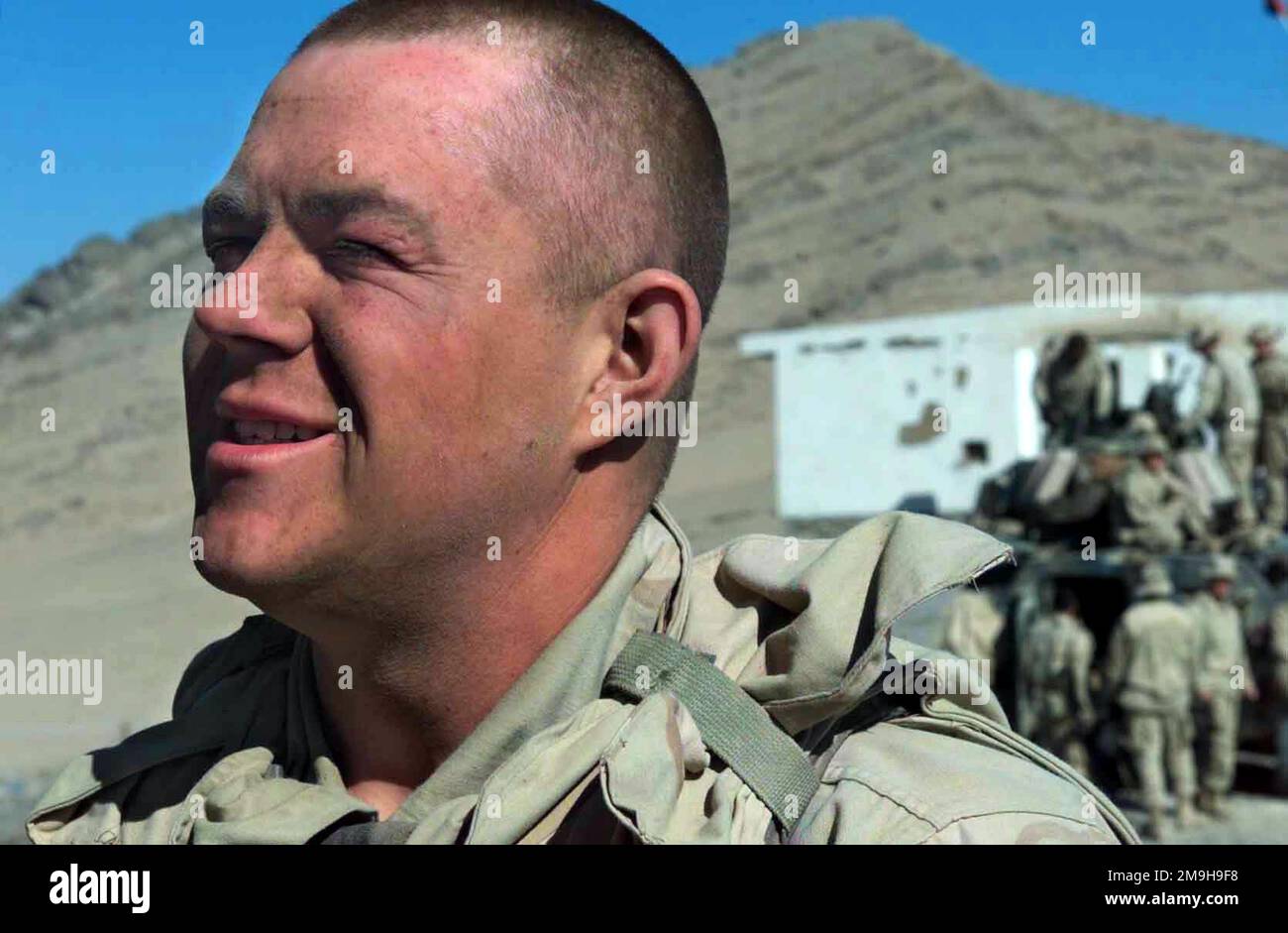 Marine Sergeant Brown, mit Alpha Company, Second Light Armor Reconnaissance Battalion, 26. Marine Expeditionary Unit (Special Operations Capable) scannt das Gebiet, während seine Marines während DER OPERATION DAUERHAFTE FREIHEIT an einem afghanischen Beobachtungsposten in der Nähe des internationalen Flughafens Kandahar, Kandahar, Afghanistan, aussteigen. Betreff Operation/Serie: DAUERHAFTE FREIHEITSBASIS: Internationaler Flughafen Kandahar Land: Szene in Afghanistan (AFG) Hauptkommando gezeigt: 26 MEU Stockfoto