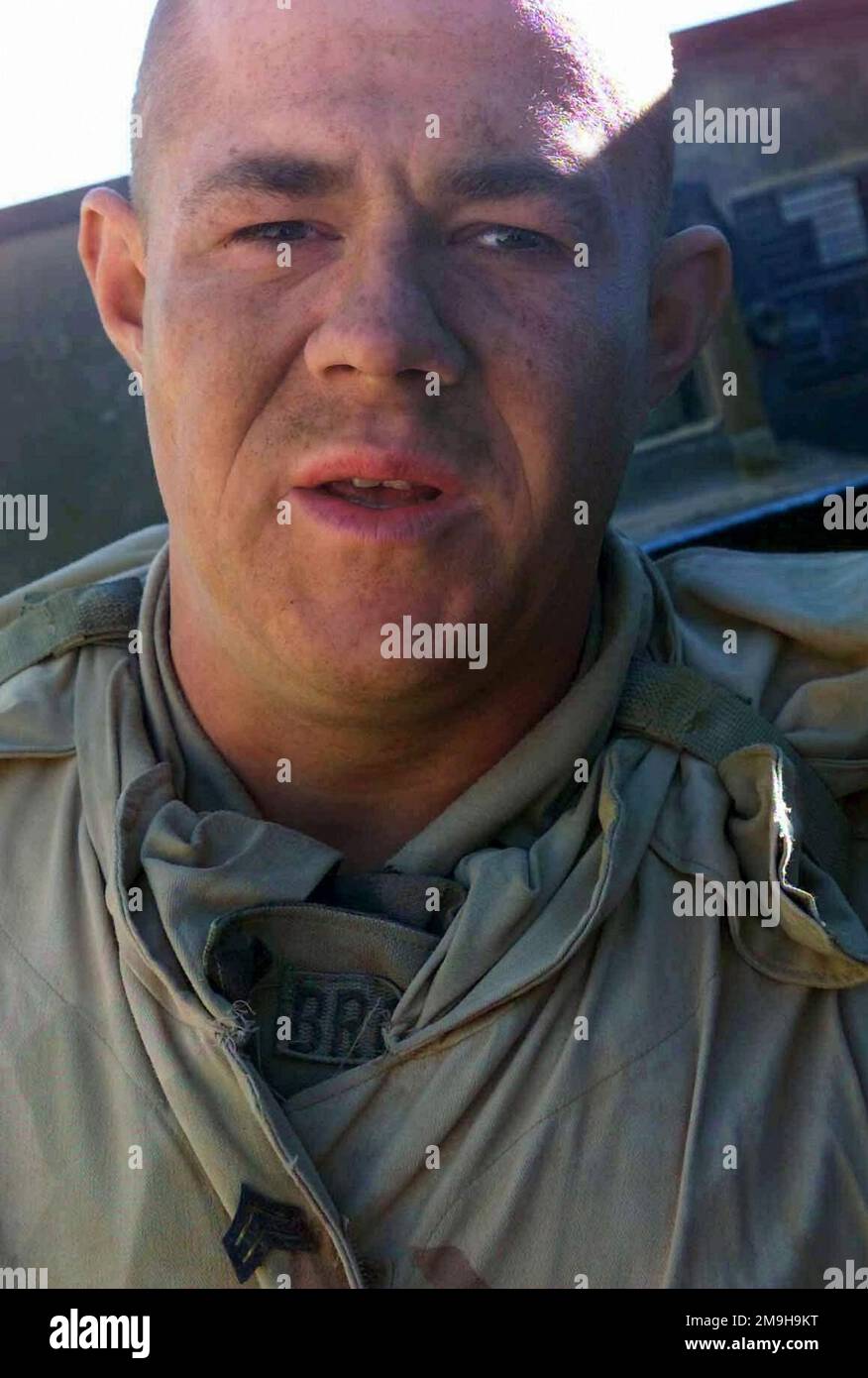 Sergeant Brown, USMC, mit Alpha Company, Second Light Armor Reconnaissance Battalion, 26. Marine Expeditionary Unit (Special Operations Capable) diskutiert Sicherheitsfragen, während seine Marines während DER OPERATION DAUERHAFTE FREIHEIT an einem afghanischen Beobachtungsposten in der Nähe des internationalen Flughafens Kandahar, Kandahar, Afghanistan, aussteigen. Betreff Operation/Serie: DAUERHAFTE FREIHEITSBASIS: Internationaler Flughafen Kandahar Land: Szene in Afghanistan (AFG) Hauptkommando gezeigt: 26 MEU Stockfoto