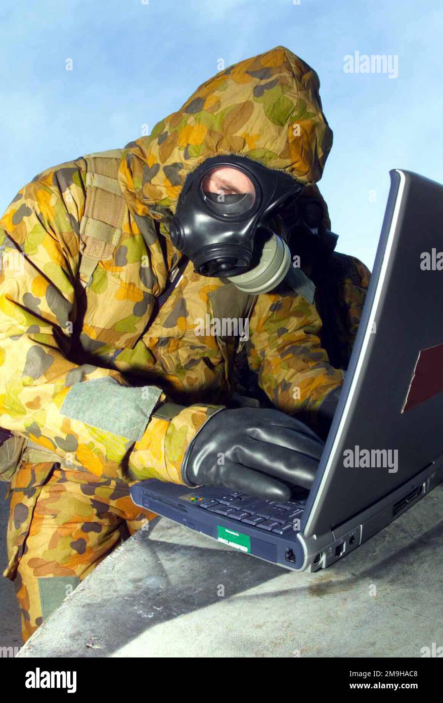 Ein Mitglied des australischen Dienstes testet seine Fähigkeiten in seinem MKIV No1 NBC (Nuclear Biological Chemical)-Anzug mit Avon FM12 Mask, indem er während des Trainings im Camp Doha, Kuwait, während DER OPERATION DAUERHAFTE FREIHEIT auf einem Notebook tippt. Subjekt Operation/Serie: DAUERHAFTE FREIHEITSBASIS: Camp Doha Land: Szene Kuwait (KWT) Hauptkommando gezeigt: CJTF Stockfoto