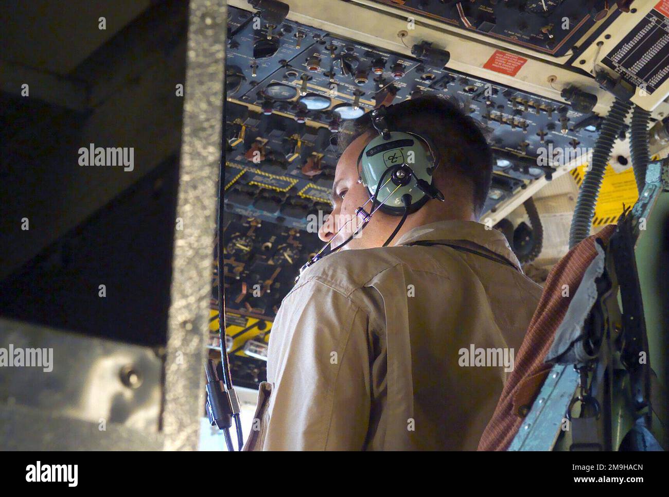 Sergeant Wayne, USMC, Air Crewman, mit dem Marine Aerial Tanken Transportgeschwader (VMGR-352), 26. Marine Expeditionary Unit (Special Operations Capable) (MEU(SOC)) befindet sich im Cockpit eines Marine-KC-130 auf dem Weg zu einem vorderen Tankpunkt an einer vorderen Betriebsbasis im Raum DER DAUERHAFTEN FREIHEIT, in dem während des Einsatzes DAUERHAFTE FREIHEIT betrieben wird. Operation/Serie: DAUERHAFTE FREIHEIT Land: Unbekannte Szene Hauptkommando gezeigt: 26 MEU Stockfoto