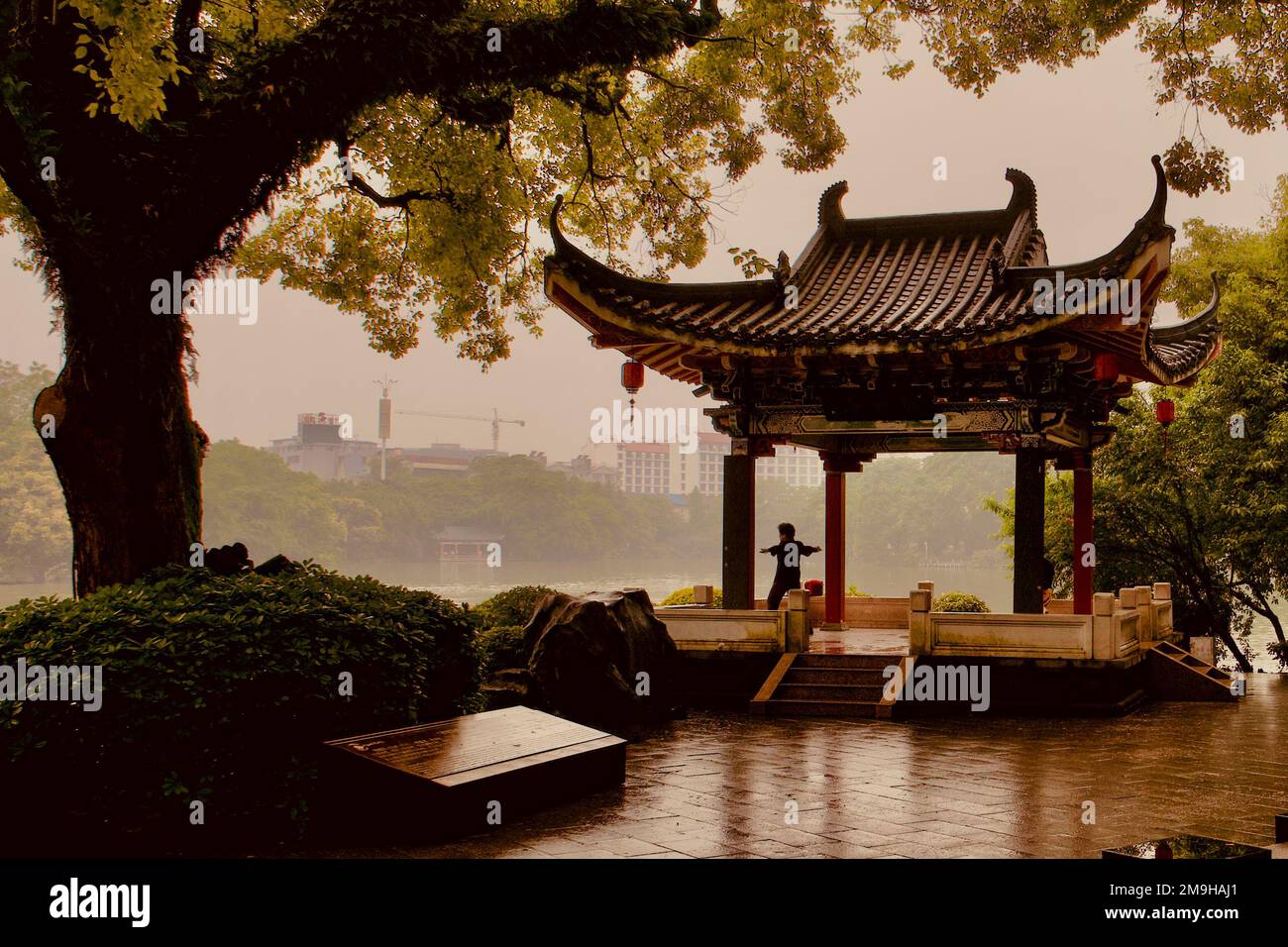 Chinesischer Pavillon, Fluss und Bäume, Guilin, Autonome Region Guangxi Zhuang, China Stockfoto