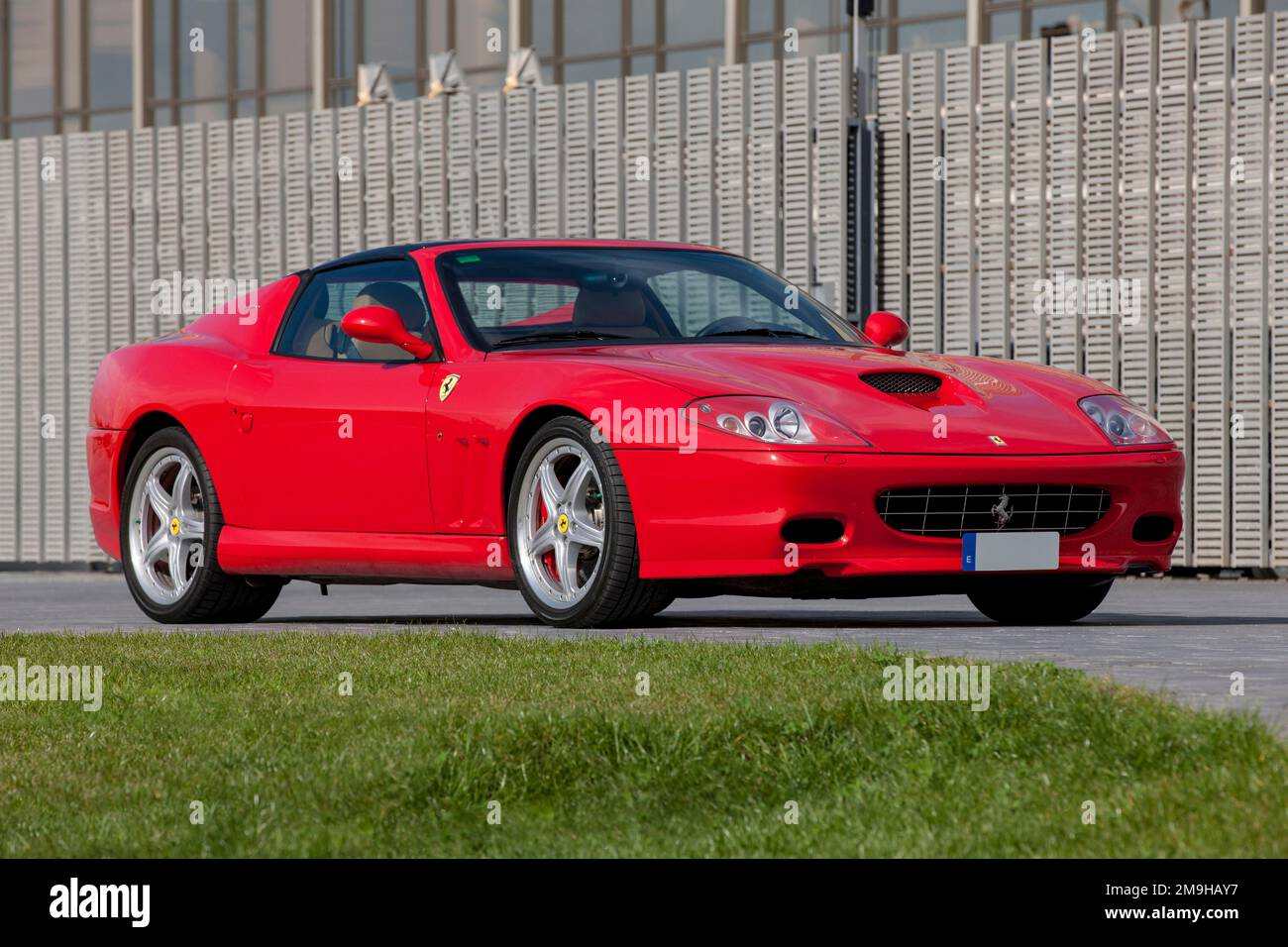 Vorderansicht des roten Ferrari 575M Superamerica Cabriolets Stockfoto