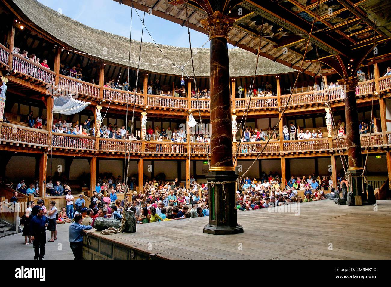 Innenansicht von William Shakespeares Globe Theatre mit Publikum, London, England, Großbritannien Stockfoto