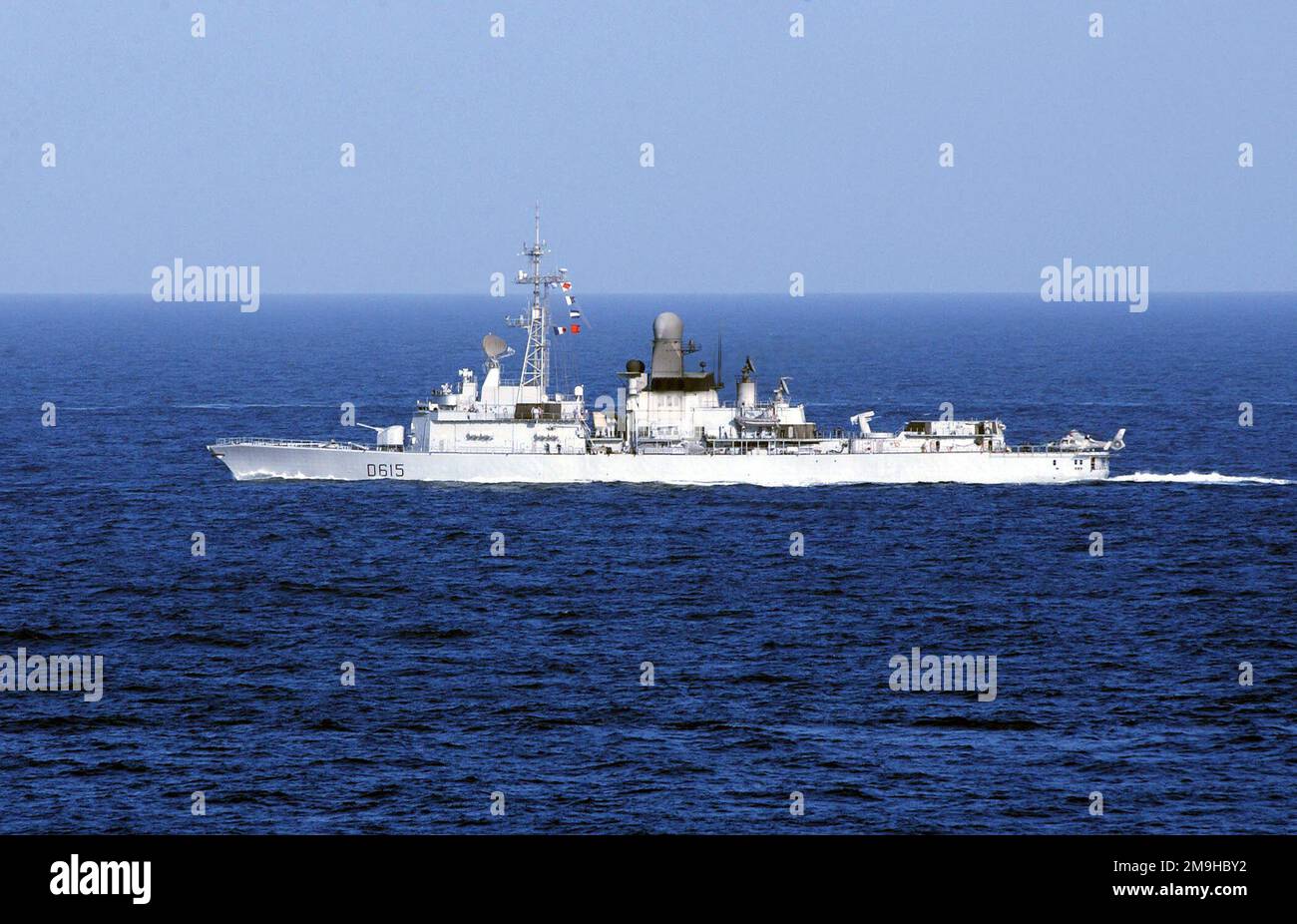 020201-N-1056R-503. Betreff Operation/Serie: DAUERHAFTE FREIHEIT Land: Arabisches Meer Szene Hauptkommando gezeigt: Zerstörer FRS Jean Bart (D-615) Stockfoto