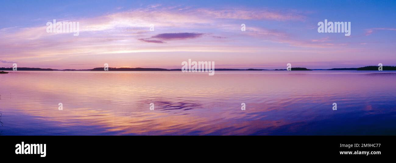 Landschaft mit Lake Saimaa bei Sonnenuntergang, Joutseno, Südkarelien, Finnland Stockfoto
