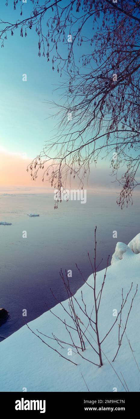 Landschaft mit Vuoksi im Winter bei Sonnenuntergang, Imatra, Südkarelien, Finnland Stockfoto