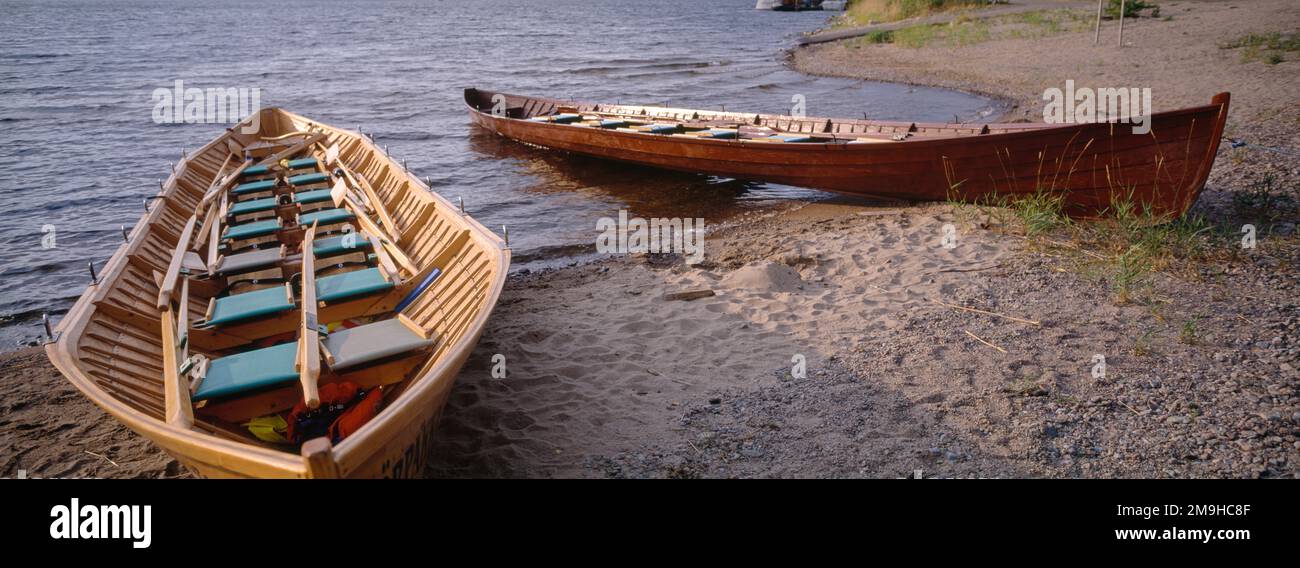 Zwei große hölzerne Ruderboote am Strand, Imatre, Südkarelien, Finnland Stockfoto