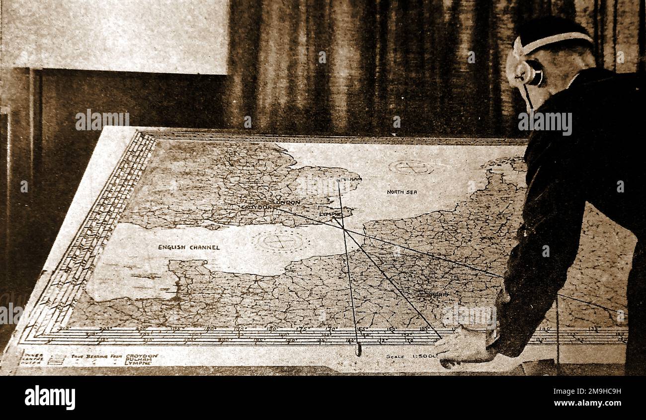 1930 Foto eines Verkehrsoffiziers am Croydon Aerodrome (Flughafen), der die Position von Flugzeugen festlegt. Stockfoto