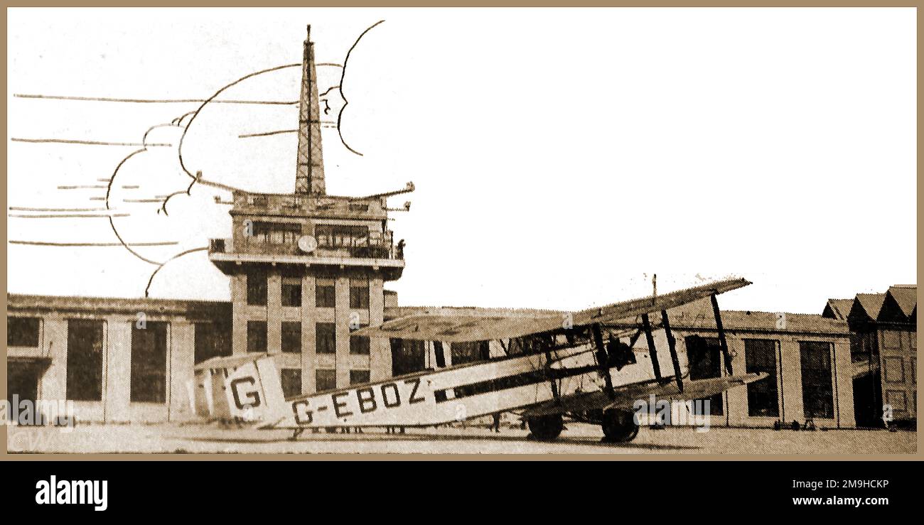 1930 verbesserte Fotografie des Hauptterminals und Kontrollturms am Croydon Aerodrome (Flughafen), London. Mit einem biplanen G-EBOZ in Bereitschaft. Stockfoto