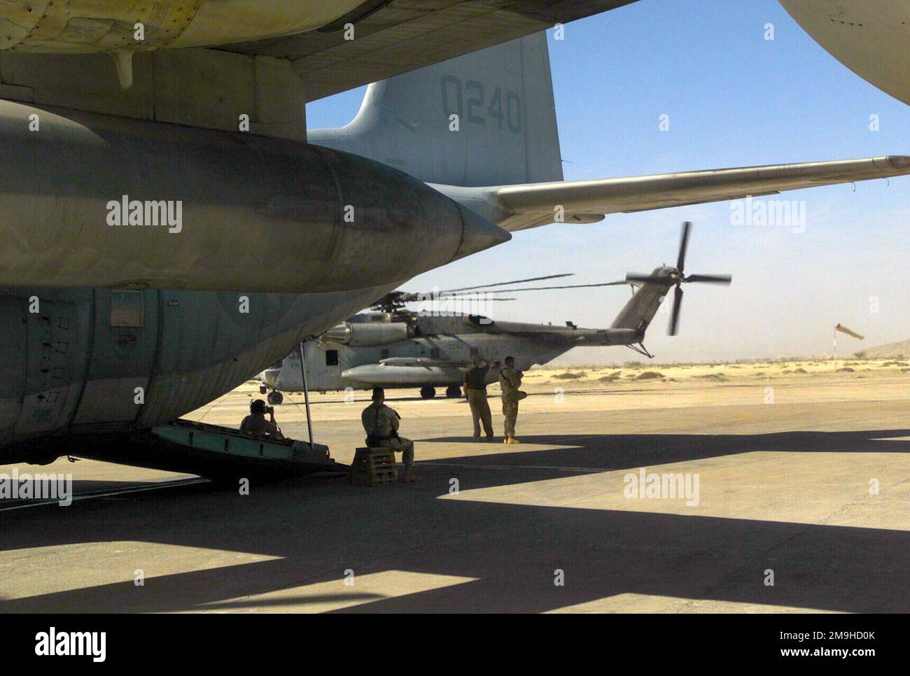 Auf einer vorwärts laufenden Landebahn im Einsatzgebiet DER DAUERHAFTEN FREIHEIT im hinteren Teil ihres KC-130/R Hercules beobachten Marines des Marine Aerial Tanken Transport Squadron-352 (VMGR-352) einen CH-53E Super Hallion von Marine Medium Helicopter Squadron-163 (HMM-163), wie sie während DES BETRIEBS DER DAUERHAFTEN FREIHEIT die Fluglinie hinunterrollen. Subjekt Operation/Serie: DAUERHAFTE FREIHEIT Land: Unbekannte Szene Hauptkommando gezeigt: VMGR-352 Stockfoto