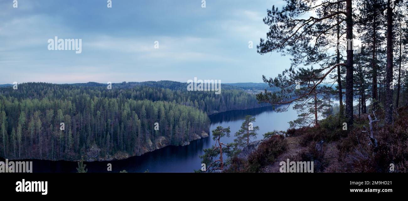 Blick vom Gipfel des Haukkavuori mit Fluss und Wald, Ruokolahti, Südkarelien, Finnland Stockfoto