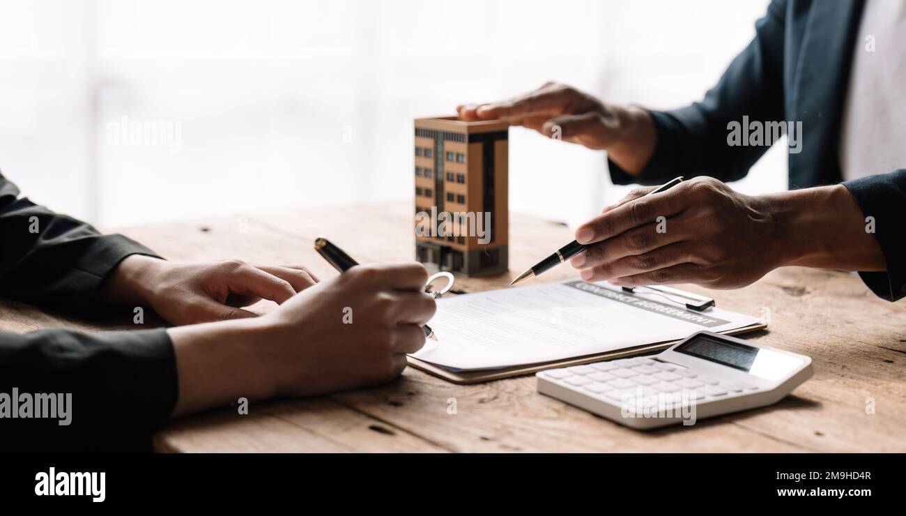 Immobilienmakler bieten Hand für Kunden unterzeichnen Vertrag Unterzeichnung für Kauf oder Verkauf Haus. Immobilien Konzept Kontakt Vereinbarung Konzept. Stockfoto