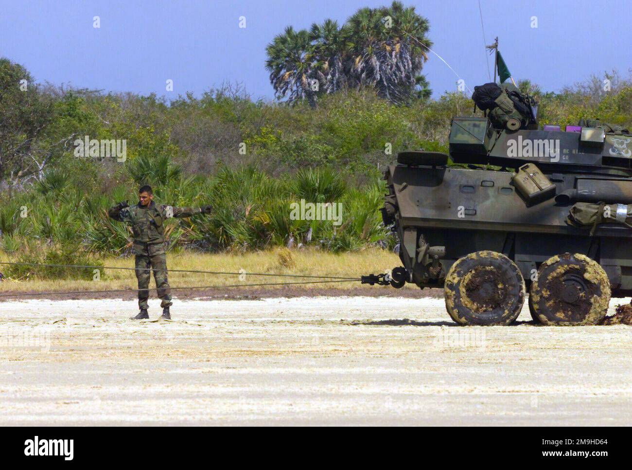 STAFF Sergeant Charles R. Dozer, USMC, WARTUNGSCHEF, Charlie Company 1. Light Armored Reconnaissance (LAR) „war Pigs“ von der 13. Marine Expeditionary Unit (Special Operations Capable) (MEU(SOC)) leitet den Fahrer des leichten gepanzerten Fahrzeugs-25 (LAV-25). Das LAV wird aus dem Schlamm gezogen, während EDGED MALLET '02 in Kenia, Afrika. Die grüne Flagge zeigt an, dass sich die Waffen in einem sicheren Zustand befinden. Die Einheit nimmt an einer Feuerübung Teil. Einsatzgebiet/Serie: KANTENHAMMER '02 Basis: Marinestützpunkt Manda Bay Bundesstaat: Küstenland: Kenia (KEN) Szene Hauptkommando gezeigt: 13 MEU Stockfoto