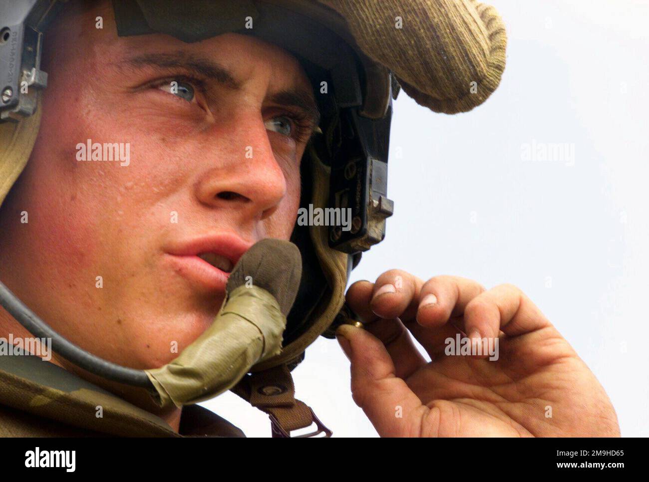Corporal Matthew R. Pinson, USMC, GUNNER, Charlie Company 1. Light Armored Reconnaissance (LAR) 'war Pigs' von der 13. Marine Expeditionary Unit (Special Operations Capable) (MEU (SOC)), Funken Sie ein, um den Zielpunkt auf dem Schützen des leichten Panzerwagens-25 (LAV-25) zu korrigieren, während des Feuertrainings während DER EDGED MALLET '02 Kenia, Afrika. Einsatzgebiet/Serie: KANTENHAMMER '02 Basis: Marinestützpunkt Manda Bay Bundesstaat: Küstenland: Kenia (KEN) Szene Hauptkommando gezeigt: 13 MEU Stockfoto