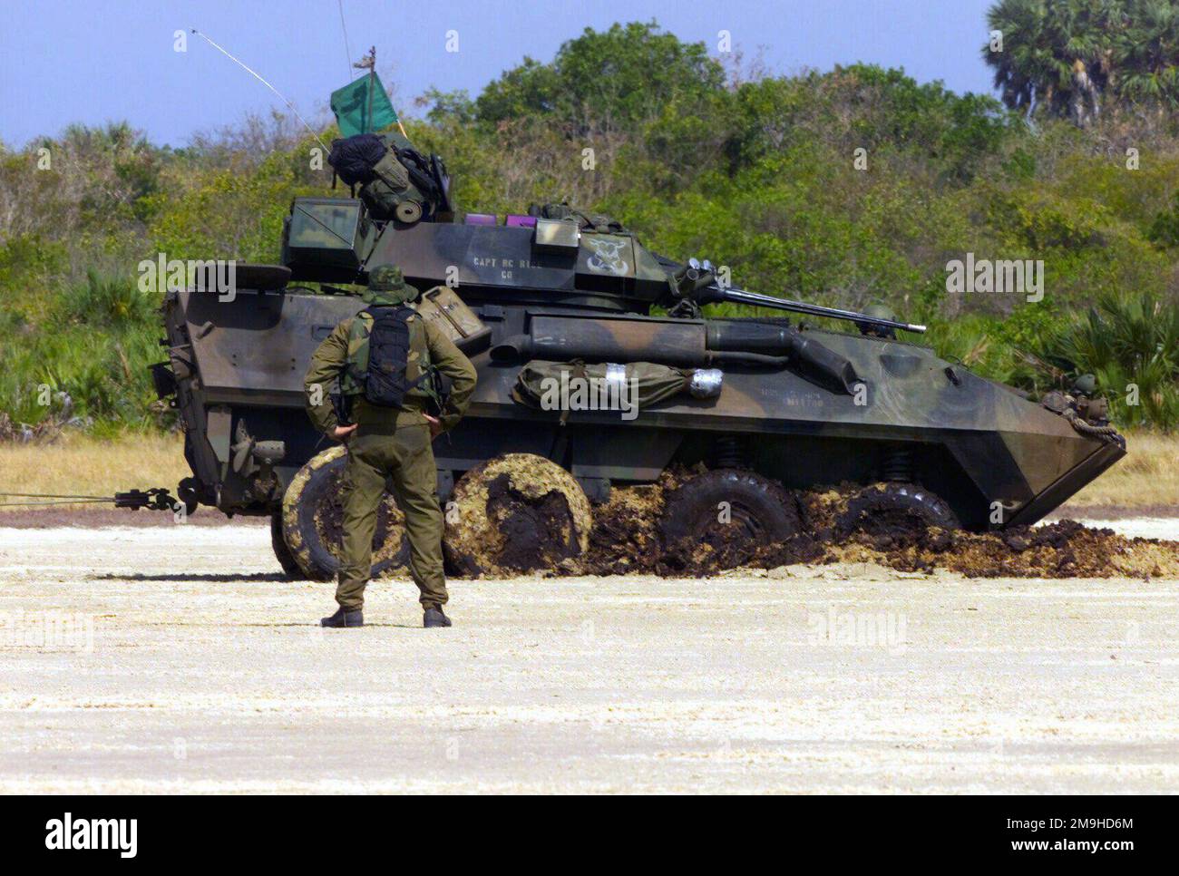 Hauptmann Robert C. Rice, USMC, kommandierender Offizier, Charlie Company 1. Light Armored Reconnaissance (LAR) „war Pigs“ von der 13. Marine Expeditionary Unit (Special Operations Capable) (MEU (SOC)) beobachtet als eines seiner leichten gepanzerten Fahrzeuge-25 (LAV-25)s, wie es während DES EDGED MALLET '02 in Kenia, Afrika, herausgezogen wird. Einsatzgebiet/Serie: KANTENHAMMER '02 Basis: Marinestützpunkt Manda Bay Bundesstaat: Küstenland: Kenia (KEN) Szene Hauptkommando gezeigt: 13 MEU Stockfoto