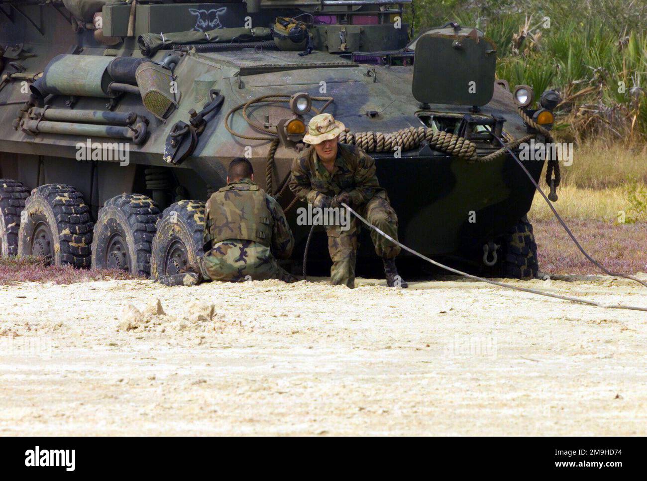 STAFF Sergeant Charles R. Dozer USMC, (links), Maintenance CHIEF, Charlie Company 1. Light Panzer Reconnaissance (LAR) „war Pigs“ aus der 13. Marine Expeditionary Unit (Special Operations Capable) (SOC)) schließt eine Hure-Leine an der Vorderseite eines Light Panzer Vehicle-25 (LAV-25) an. Unterdessen zieht Corporal Daniel B. Rubin, Platoon Mechanic, sich an die Linie, um den anderen LAV-25 während DES KANTENHAMMERS '02 in Kenia, Afrika, herauszuziehen. Einsatzgebiet/Serie: KANTENHAMMER '02 Basis: Marinestützpunkt Manda Bay Bundesstaat: Küstenland: Kenia (KEN) Szene Hauptkommando gezeigt: 13 MEU Stockfoto