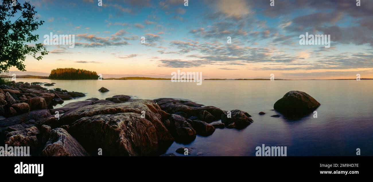 Landschaft mit felsigem Ufer des Lake Pielinen bei Sonnenuntergang, Lieksa, Nordkarelien, Finnland Stockfoto