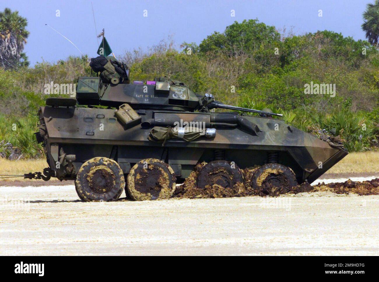Ein leichtes gepanzertes Fahrzeug-25 (LAV-25) von Charlie Company 1. „Kriegsschweine“ von der Marine Expeditionary Unit (Special Operations Capable) (MEU (SOC)) wird herausgezogen, nachdem er während DES EDGED MALLET '02 in Kenia stecken geblieben ist. Die grüne Flagge zeigt an, dass sich die Waffen in einem sicheren Zustand befinden. Die Einheit nimmt an einer Feuerübung Teil. Einsatzgebiet/Serie: KANTENHAMMER '02 Basis: Marinestützpunkt Manda Bay Bundesstaat: Küstenland: Kenia (KEN) Szene Hauptkommando gezeigt: 13 MEU Stockfoto