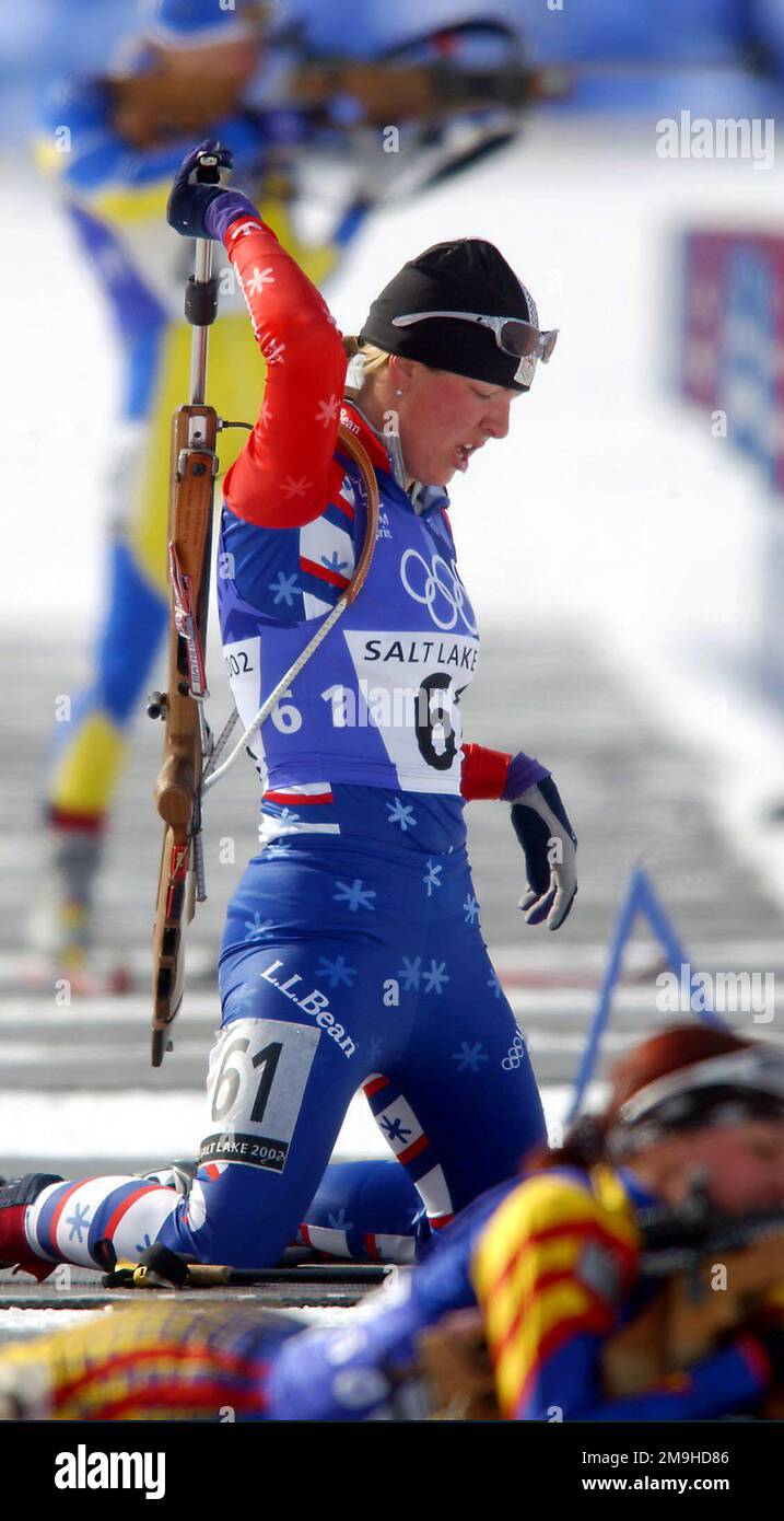 Die WELTKLASSENSPORTLERIN (SPC) Andrea Nahrgang, USA, schnappt beim Biathlon Sprint-Rennen 7,5km in Soldier Hollow während der OLYMPISCHEN WINTERSPIELE 2002 nach ihrem Gewehr. SPC Nahrgang würde das Rennen insgesamt um 50. Uhr beenden, 3:07,1 hinter dem Anführer. Betreff Operation/Serie: OLYMPISCHE WINTERSPIELE 2002 Basis: Midway Staat: Utah (UT) Land: Vereinigte Staaten von Amerika (USA) Stockfoto