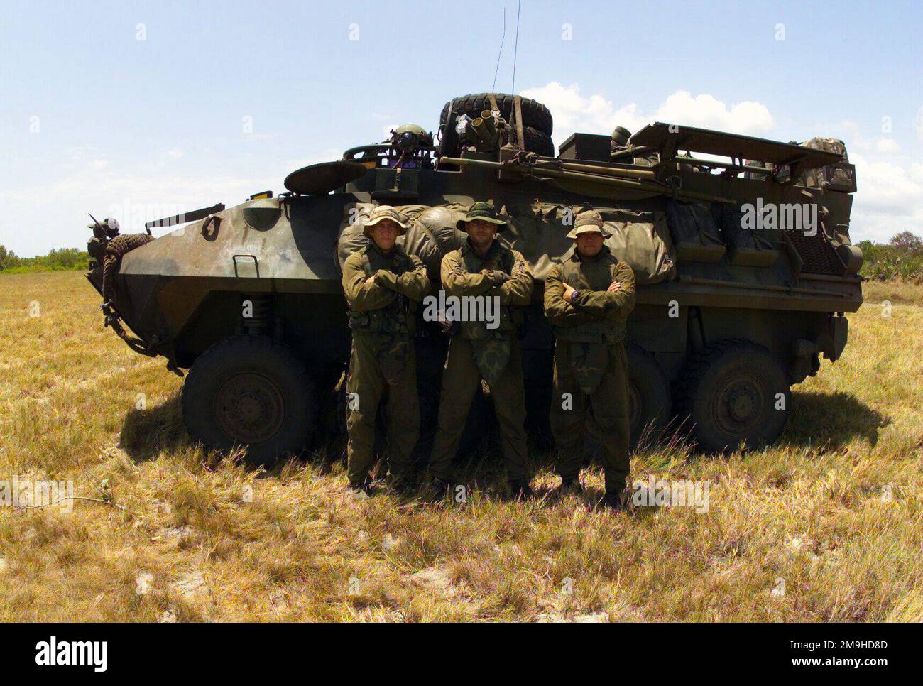 Marines von Charlie Company 1. Light Armored Reconnaissance (LAR) „war Pigs“ aus den 13. MEU (Special Operations Capable) posieren für ein Gruppenfoto mit ihrem Light Parmed Vehicle-25 (LAV-25) nach einer Feuerübung am EDGED MALLET '02 in Kenia, Afrika. Einsatzgebiet/Serie: KANTENHAMMER '02 Basis: Marinestützpunkt Manda Bay Bundesstaat: Küstenland: Kenia (KEN) Szene Hauptkommando gezeigt: 13 MEU Stockfoto