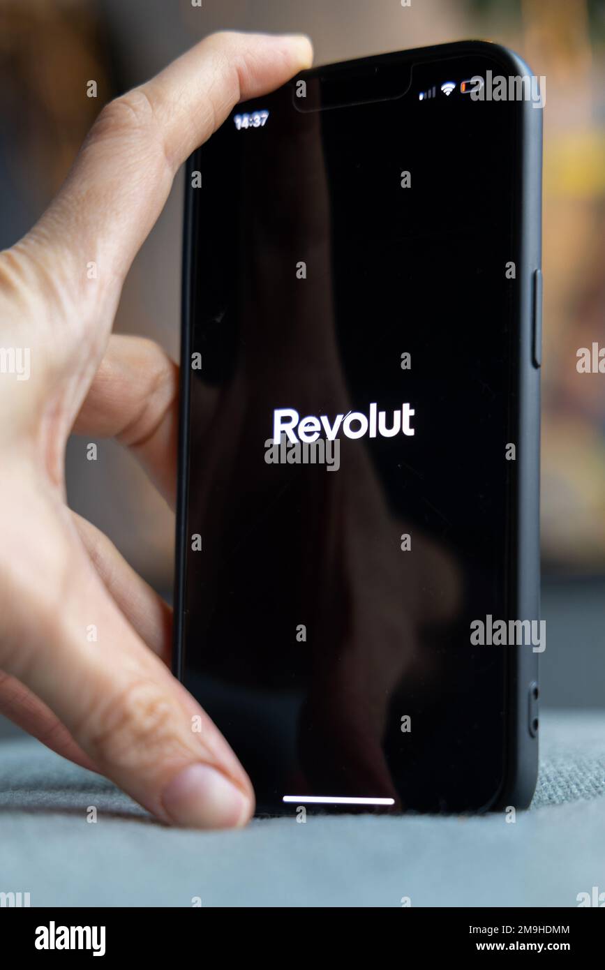 Amsterdam, Niederlande - 01.19.2021: Revolut App-Logo auf dem iPhone-Bildschirm. Revolut Ltd ist ein britisches Finanztechnologieunternehmen mit Hauptsitz in London. Stockfoto