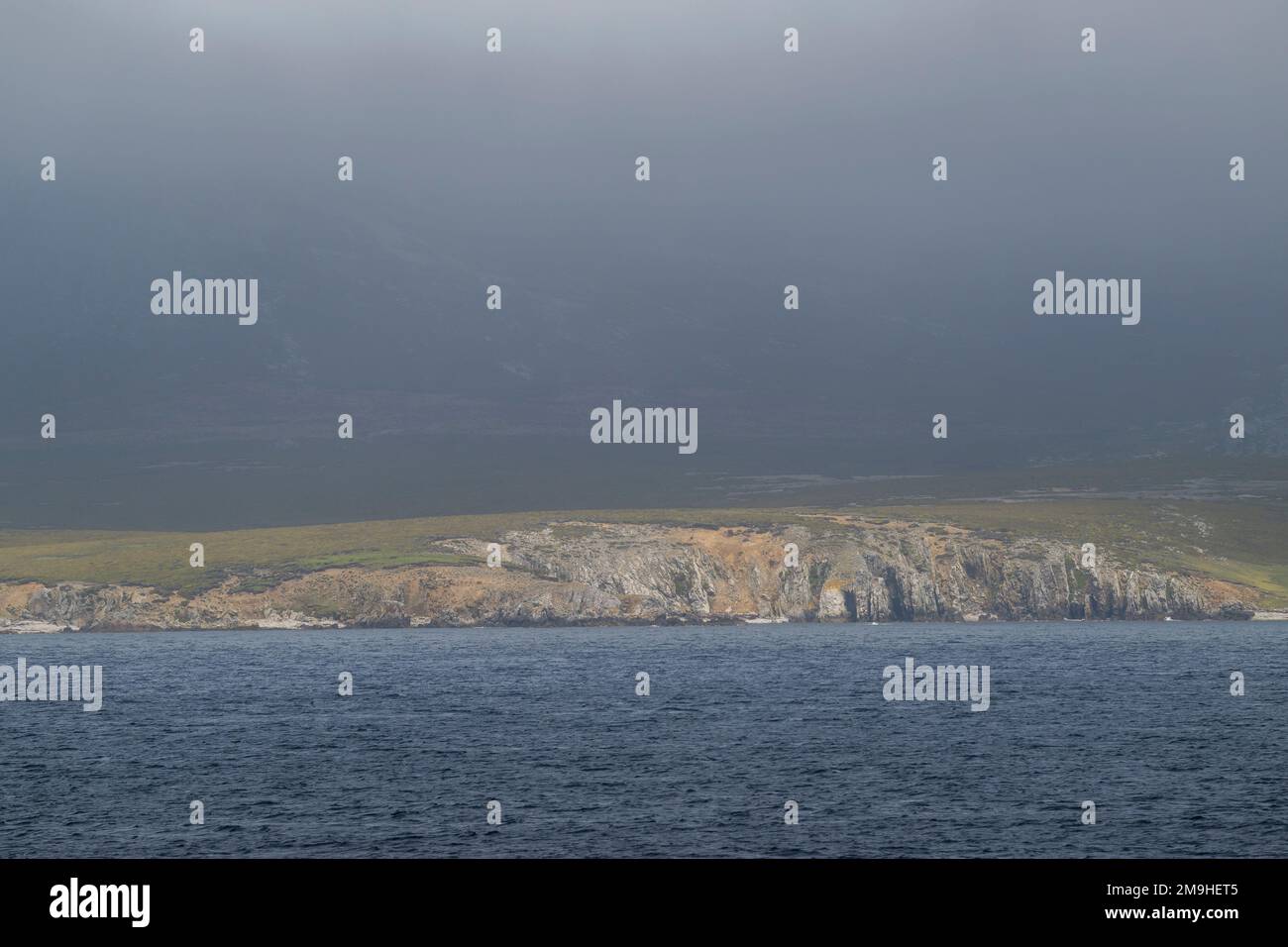 Blick auf die westlichen Falklandinseln in der Nähe von Sounders Island. Stockfoto