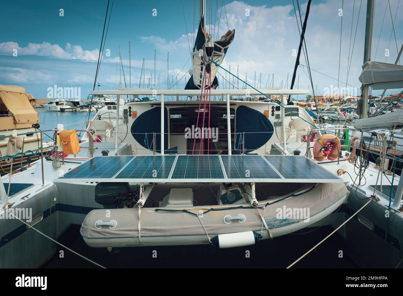 Yacht mit elektrischen Solarpaneelen ausgestattet. Blick auf den Seehafen im Freien. Stockfoto