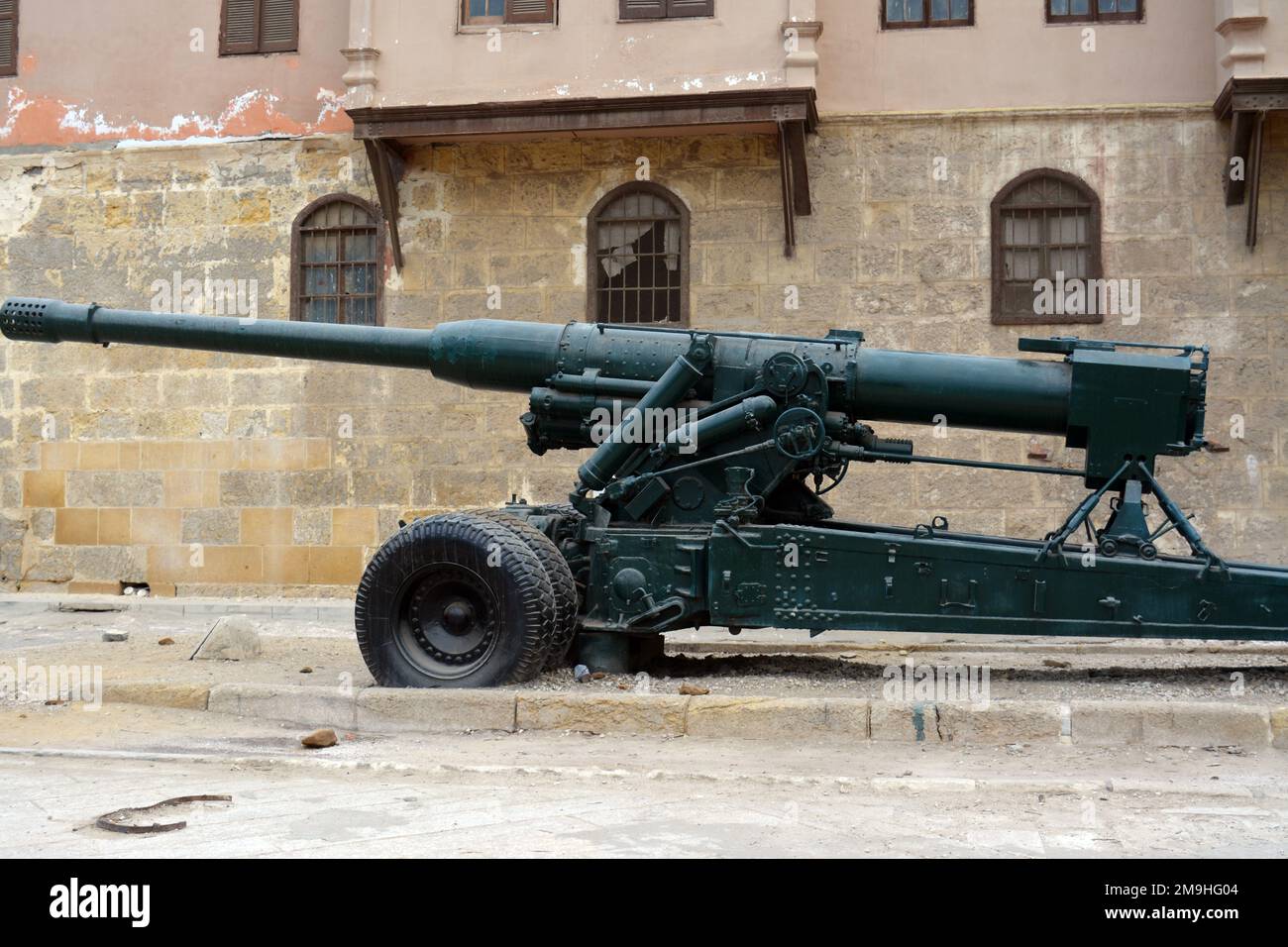 Kairo, Ägypten, Januar 7 2023: Küstengewehrkanone UdSSR Sowjetunion, die im Oktober 1973 im Krieg vom Ägyptischen Nationalmilitamuseum in der Kairo-Zitade eingesetzt wurde Stockfoto