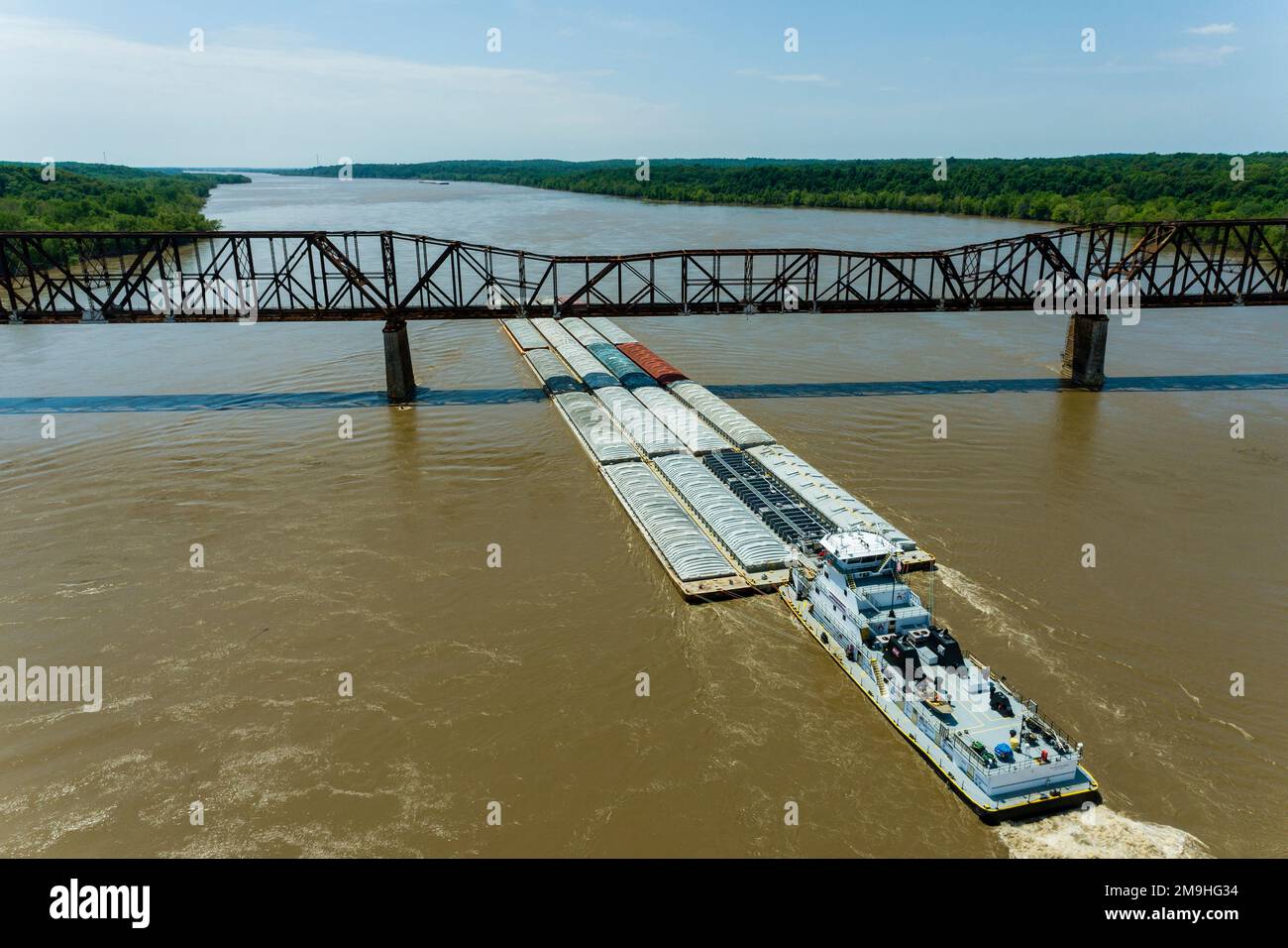 Luftkahn auf dem Mississippi River unter der Union Pacific RR Bridge in der Nähe von Thebes, Alexander County, Illinois, USA Stockfoto