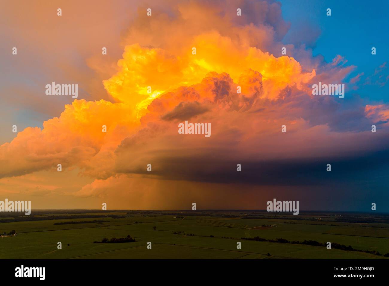 Dramatischer Himmel bei Sonnenuntergang über der Landschaft im Marion County, Illinois, USA Stockfoto