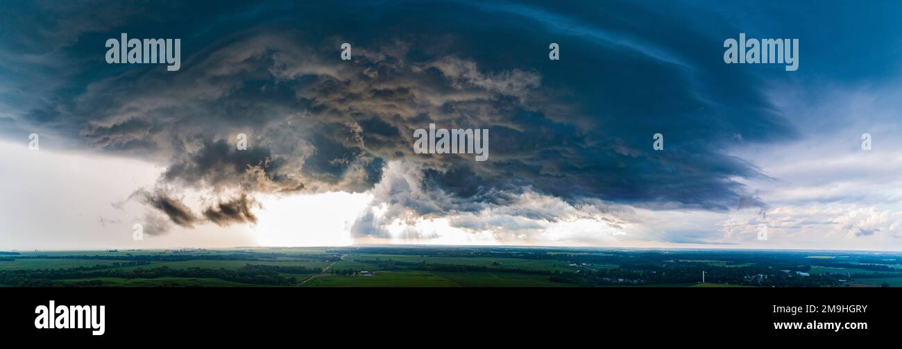 Dramatischer Himmel über der Landschaft im Marion County, Illinois, USA Stockfoto