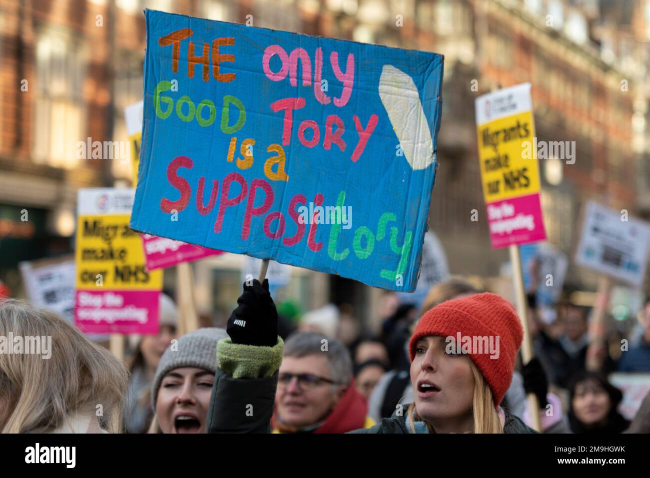 London, Großbritannien. 18. Januar 2023. Es findet eine Protestkundgebung und ein marsch statt, um streikende Gesundheitspersonal zu unterstützen, die bessere Löhne und Arbeitsbedingungen fordern. Demonstranten versammelten sich außerhalb der UCL und marschierten zur Downing Street mit Botschaften für die Regierung Stockfoto