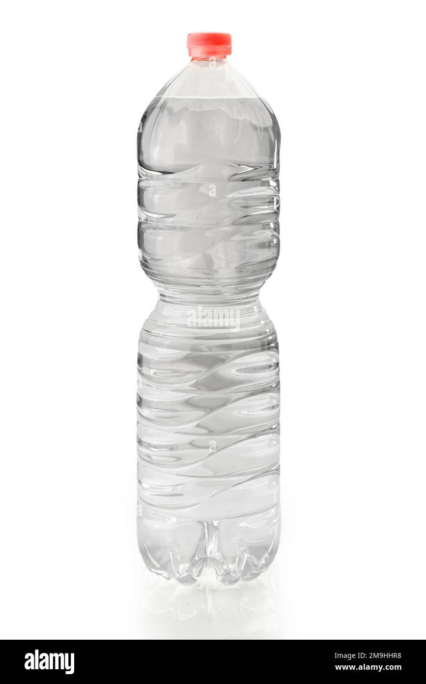 Flasche Wasser mit rosafarbenem Verschluss, 2-Liter-PET-Kunststoffflasche isoliert auf weißem Boden mit Clipping-Pfad Stockfoto