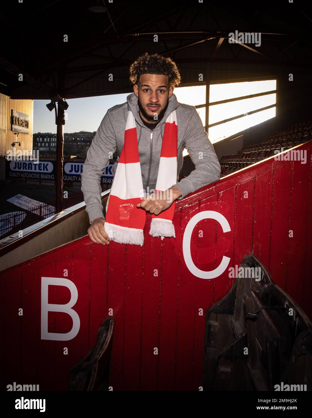 Barry Cotter unterzeichnet für Barnsley ein 3,5-Jahres-Angebot in Oakwell, Barnsley, Großbritannien, 18. Januar 2023 (Foto: Mark Cosgrove/News Images) Stockfoto