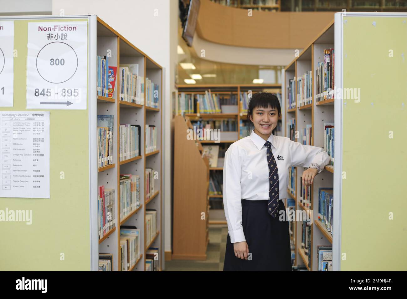 Schülerin der PLK Choi Kai Yau Schule Athena Wong him-suet, 16 , Sieger von Top in the World für zusätzliche Mathematik, fotografiert in der Schulbibliothek. 10. Januar 23 SCMP/Xiaomei Chen Stockfoto