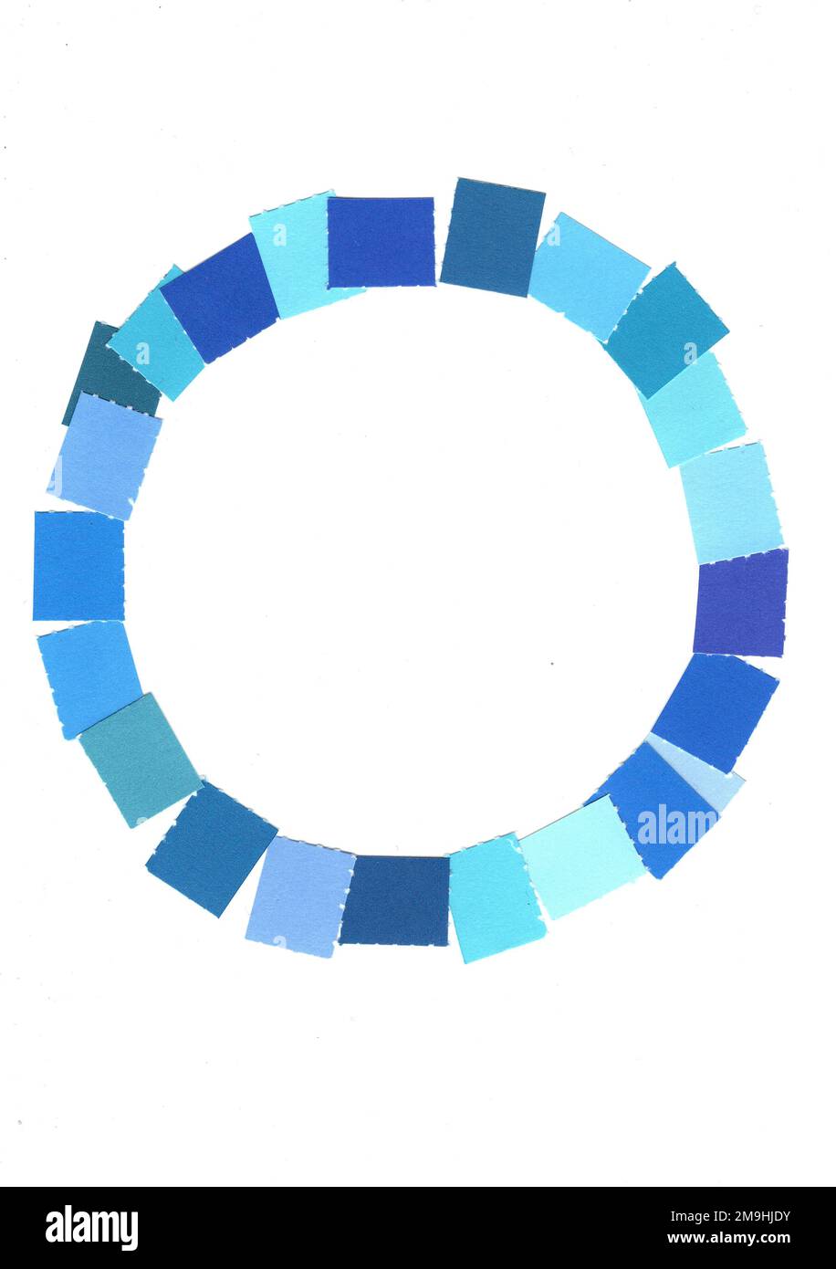 Ein Kreis blauer Farbfelder auf weißem Hintergrund. Stockfoto