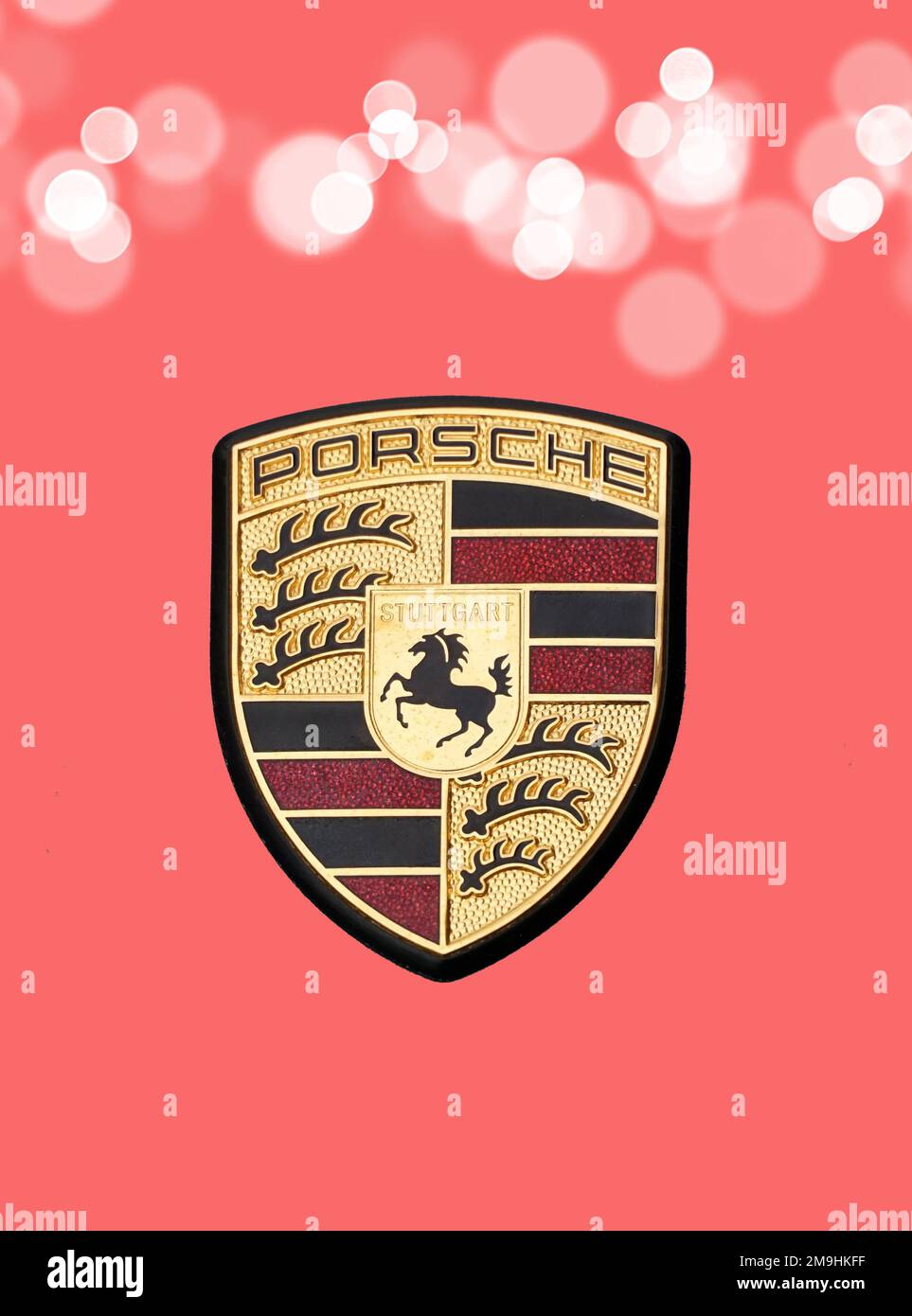 Scottsdale, AZ, USA - 17. Februar 2018: Logo des weißen Porsche 718 Cayman 2018 vor dem Porshe Store. Die Porsche AG ist ein deutscher Automobilhersteller Stockfoto
