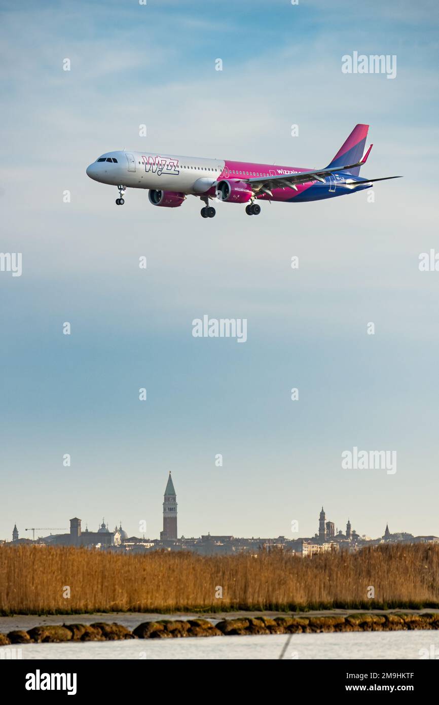 Venedig, Italien - März 2022: Landung des Wizz Air Aicraft auf dem Flughafen Marco Polo. Stockfoto