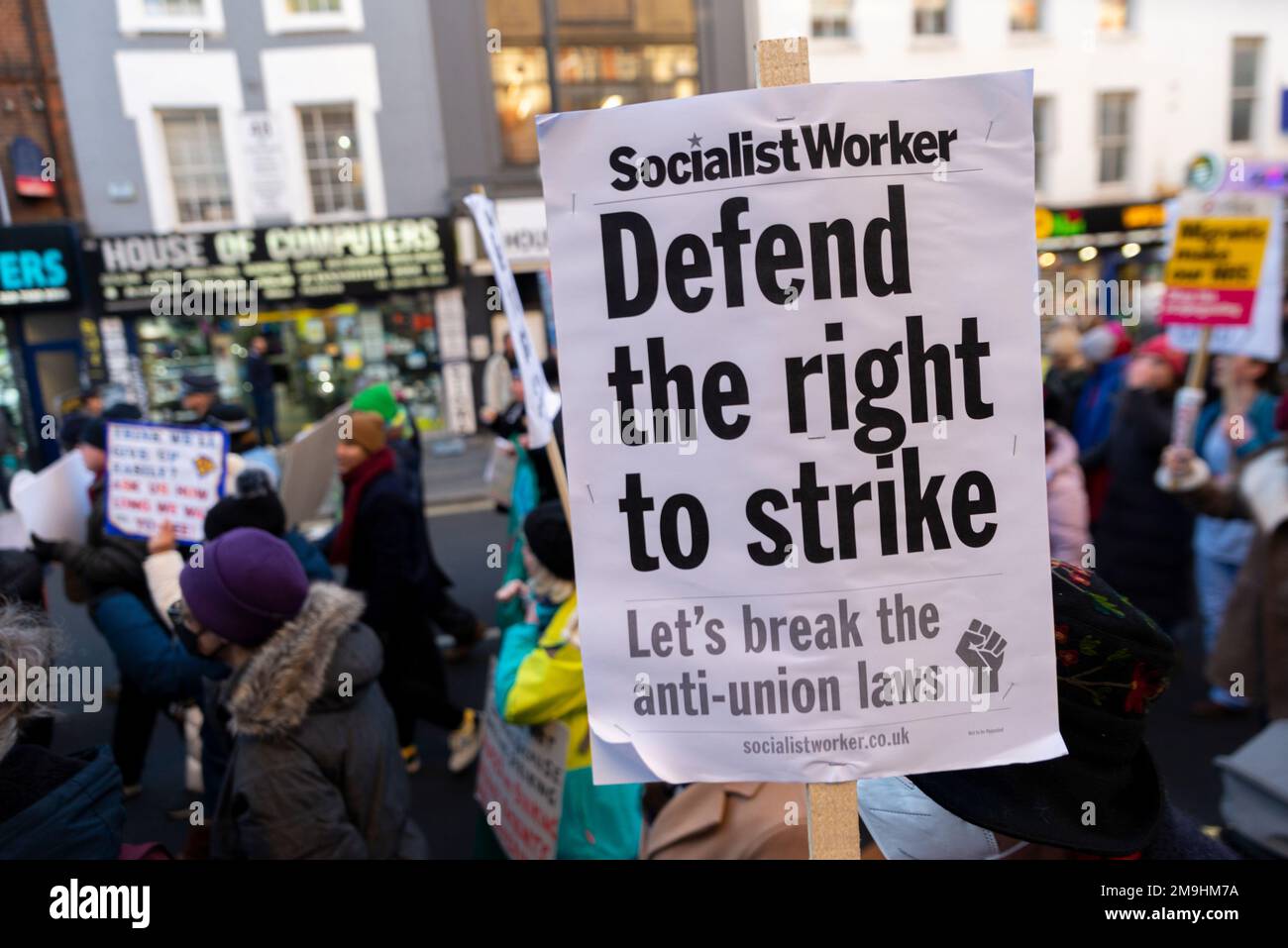 London, Großbritannien. 18. Januar 2023. Es findet eine Protestkundgebung und ein marsch statt, um streikende Gesundheitspersonal zu unterstützen, die bessere Löhne und Arbeitsbedingungen fordern. Demonstranten versammelten sich außerhalb der UCL und marschierten zur Downing Street mit Botschaften für die Regierung. Verteidigen Sie das Recht, auf ein Plakat zu schlagen Stockfoto