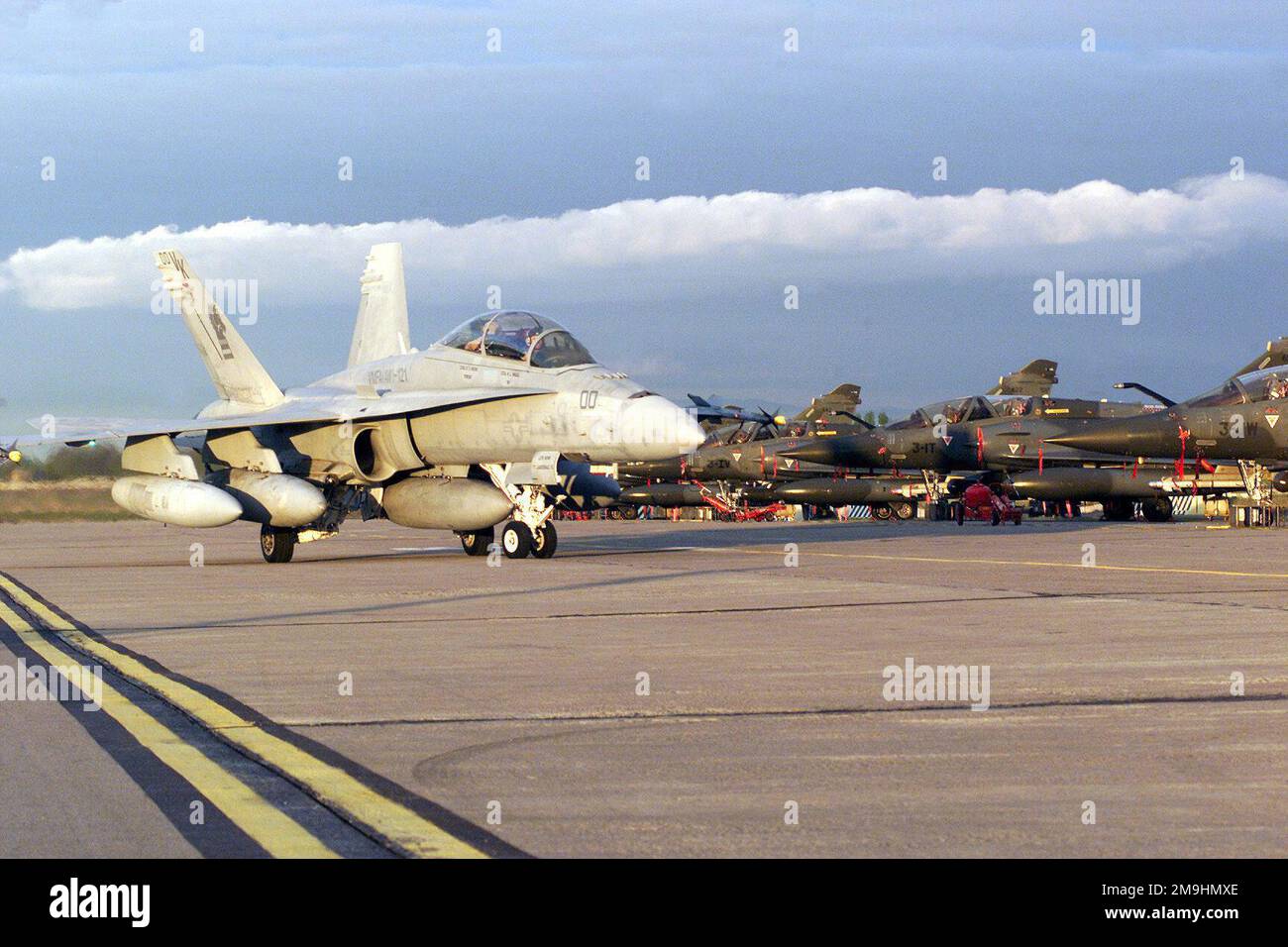 Ein FA-18D Hornet von der Marine Corp Air Station (MCAS) Miramar, Kalifornien, Taxifahrten von französischen Mirage-Kämpfern bei Ankunft am Manas Airport, Kirgisistan, zur Unterstützung der Operation DAUERHAFTE FREIHEIT. Betreff Operation/Serie: DAUERFREIHEITSBASIS: Peter J. Ganci Jr. Bundesstaat Luftstützpunkt: Oblast Chuskaya Land: Hauptkommando der Szene Kirgisistan (KGZ) gezeigt: CENTAF Stockfoto